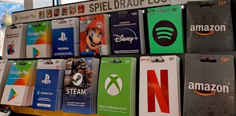 Kaffee und andere Lebensmittel im Tankstellen-Shop